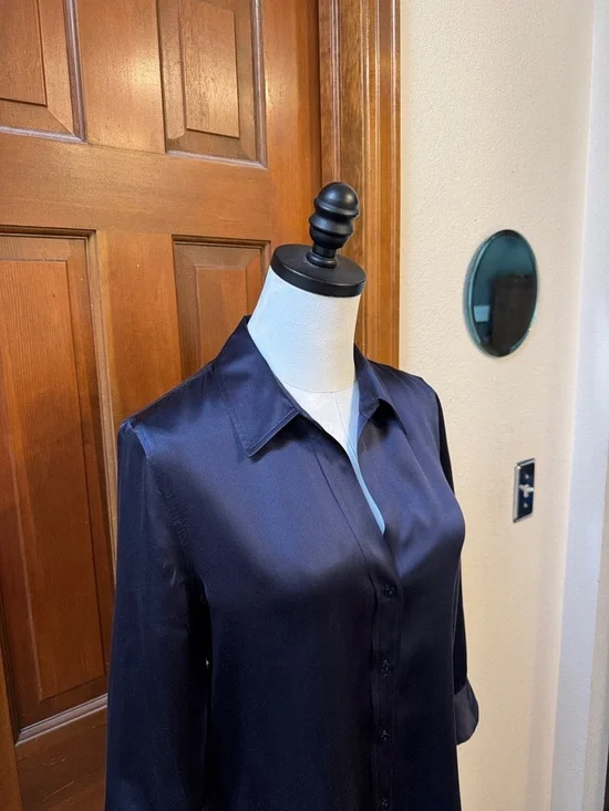 L'AGENCE Navy Satin Button-Down Blouse Size SP - Picture 4 of 9